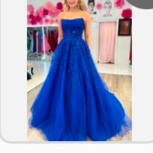 Aqua Blue Appliques Strapless A-
Line Long Prom Dress
Royal Blue / US 14 / Tulle